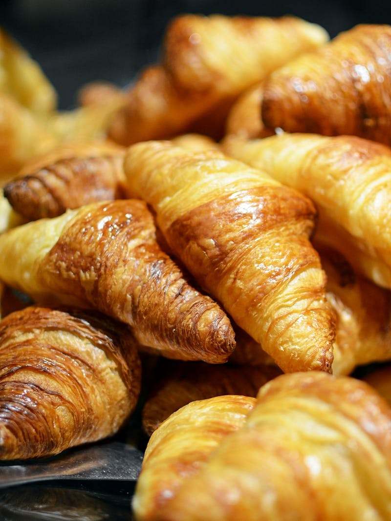 Viennoiseries dorées sortant du four